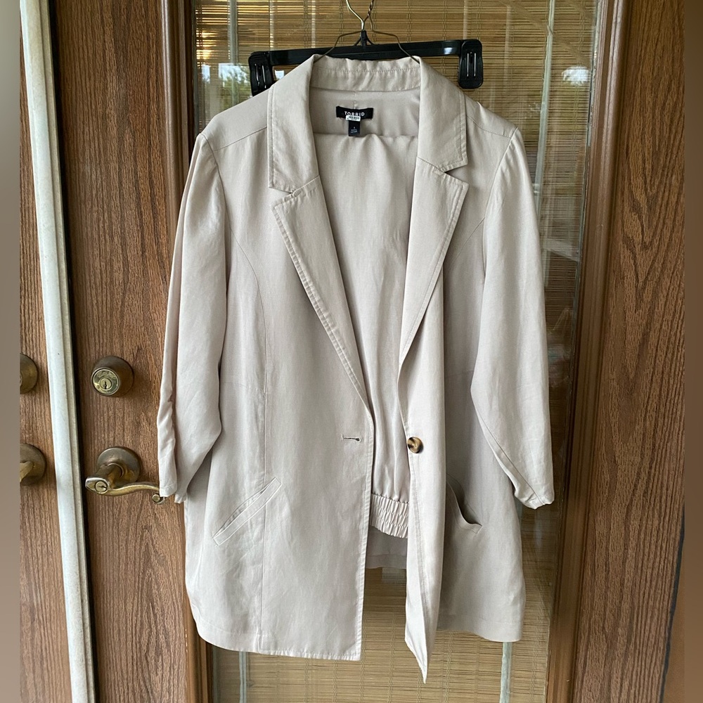 Cream colored linen-blend Torrid pant suit.
